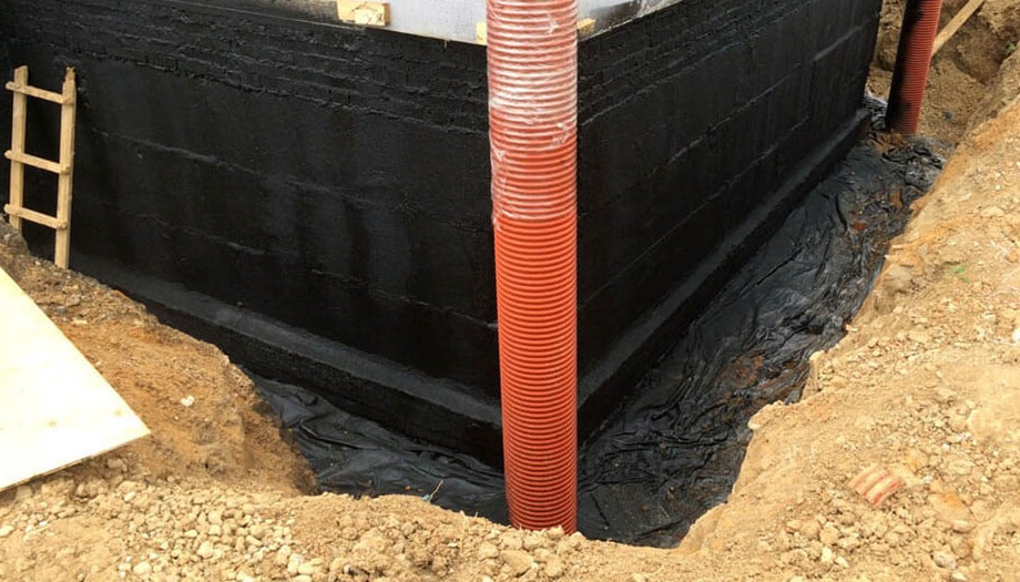 как сохранить стены и фундамент от талой воды